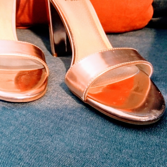 Guess Gold Fashion Heels - Picture 4 of 10